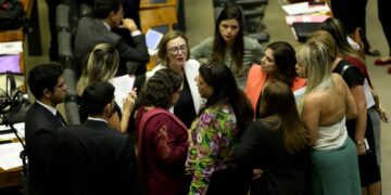 Mudança no Código Eleitoral reduz participação feminina, diz Oxfam