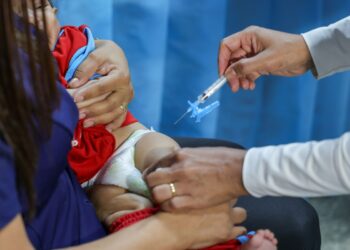 Vacinação nas escolas: crianças são imunizadas e atualizam caderneta