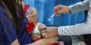 Vacinação nas escolas: crianças são imunizadas e atualizam caderneta