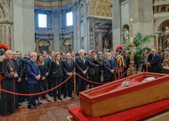 Davi representa o Congresso na despedida ao papa — Senado Notícias