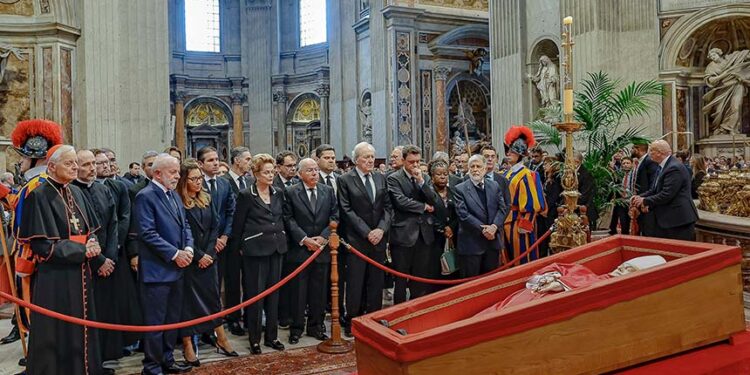 Davi representa o Congresso na despedida ao papa — Senado Notícias