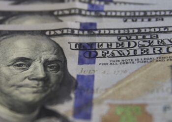 Dólar cai pela sétima vez seguida e fecha em R$ 5,64