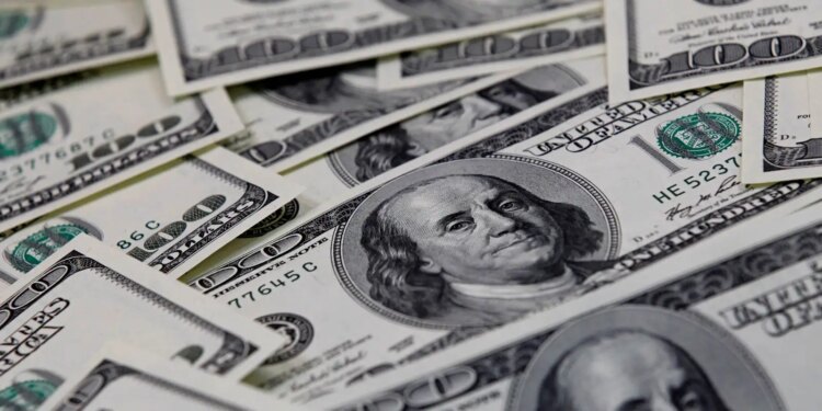 Dólar cai pela oitava vez seguida e fecha a R$ 5,63
