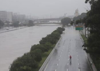 Fortes chuvas atingem São Paulo e alagam ruas