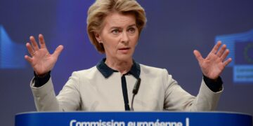 União Europeia suspende contramedidas contra tarifas dos EUA