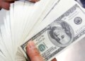 Dólar desaba após tarifas de Trump e atinge menor valor em seis meses