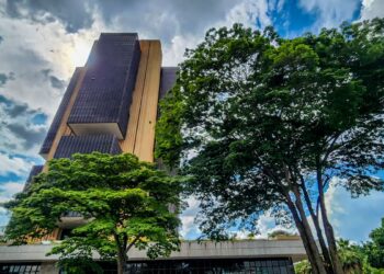 Juros médios cobrados pelos bancos chegam a 43,7% ao ano em fevereiro