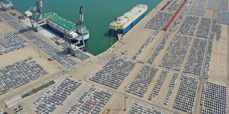 China retalia EUA com tarifas de 34% e restrição a minerais raros