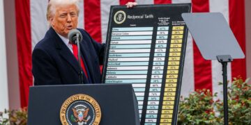 Trump anuncia taxa de 10% para produtos brasileiros