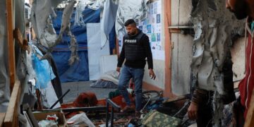 Israel bombardeia tenda com jornalistas ao lado de hospital de Gaza
