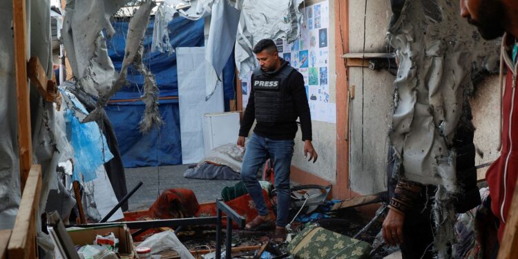 Israel bombardeia tenda com jornalistas ao lado de hospital de Gaza