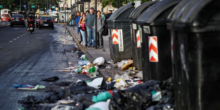 Argentina faz terceira greve geral contra ajuste fiscal de Milei