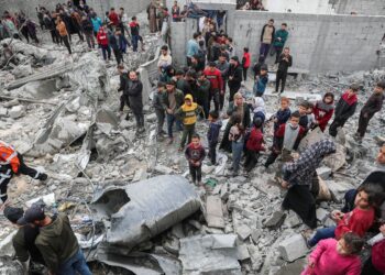 Ataques aéreos israelenses matam 10 em escola com desabrigados