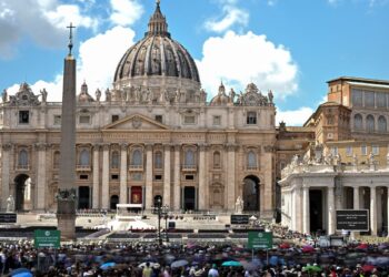 Lula e comitiva desembarcam em Roma para funeral do papa Francisco