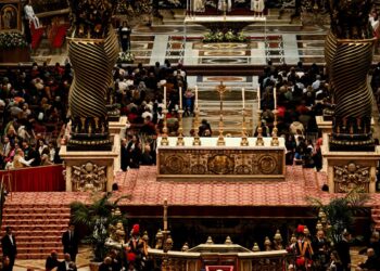 Funeral e sepultamento do papa Francisco são realizados neste sábado