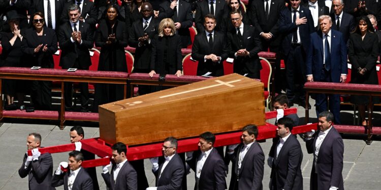 Corpo de papa Francisco é sepultado na Basílica de Santa Maria Maior