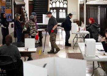 Canadenses vão às urnas em eleição dominada por preocupações com Trump
