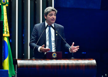 Portinho questiona proibição de celulares em julgamento de Filipe Martins — Senado Notícias