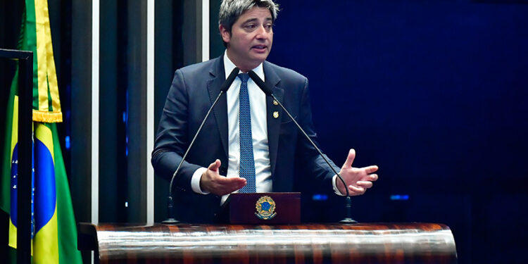 Portinho questiona proibição de celulares em julgamento de Filipe Martins — Senado Notícias