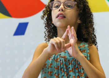 Hoje é Dia destaca a alfabetização de pessoas com deficiência auditiva