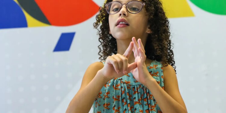 Hoje é Dia destaca a alfabetização de pessoas com deficiência auditiva