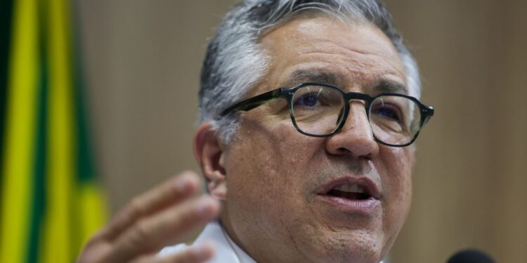 Brasil deve chegar a 635,7 mil médicos em 2025; mulheres são maioria