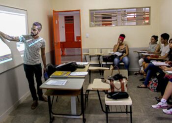 Pé-de-meia: nascidos em março e abril recebem hoje incentivo matrícula