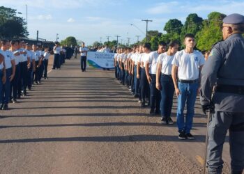 Governo de SP insiste em adotar modelo educacional cívico-militar