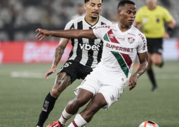 Botafogo e Fluminense disputam clássico no Nilton Santos