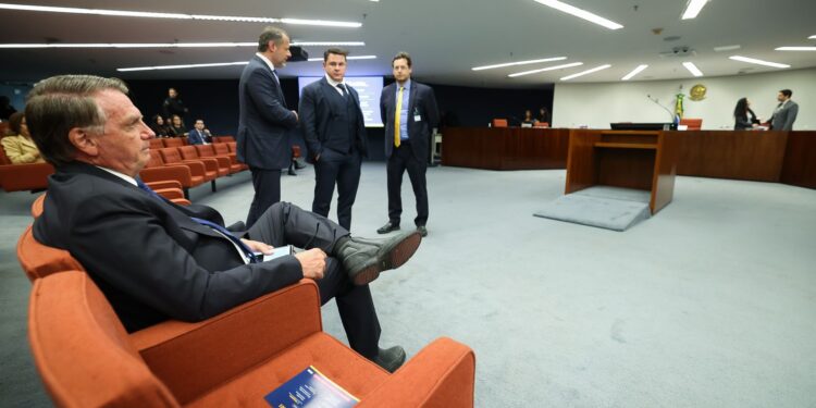 Moraes dá cinco dias para Bolsonaro e réus apresentarem defesa prévia