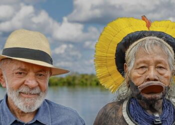 Raoni recebe medalha de Lula e alerta sobre exploração de petróleo