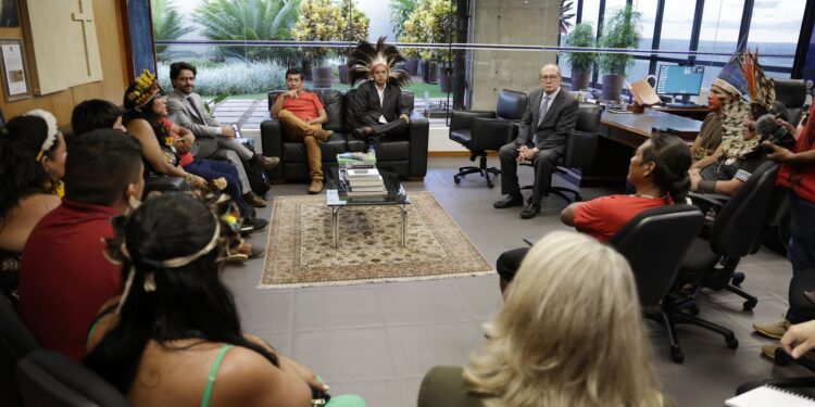 Relator do marco temporal, Mendes recebe representantes de indígenas