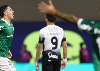 Em noite de uruguaios, Palmeiras vence clássico com Corinthians