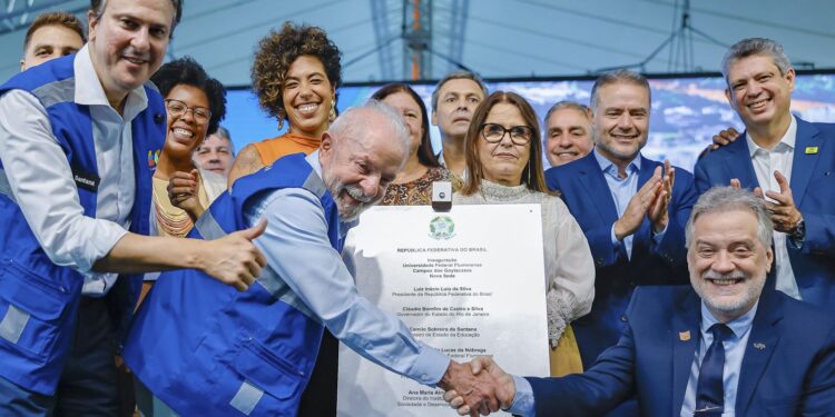 Lula inaugura prédios da UFF e anuncia edital para cursinhos populares