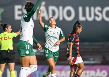 Palmeiras goleia Flamengo para liderar o Brasileirão feminino