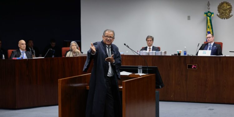 Moraes vota para tornar réus seis denunciados pela trama golpista