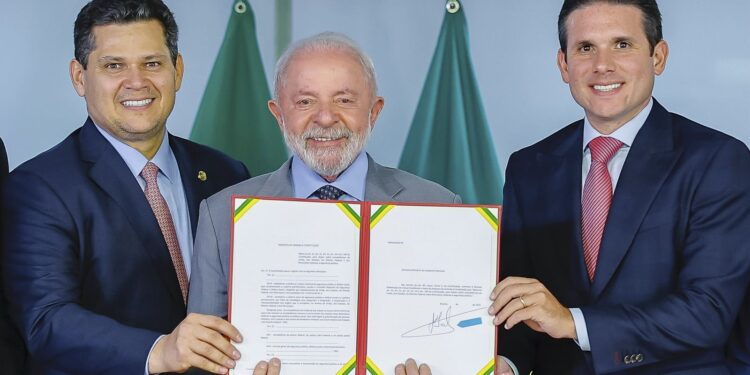 Lula entrega PEC da Segurança Pública para tramitação no Congresso