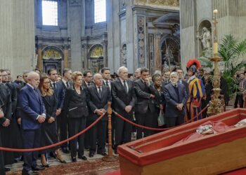 Lula presta homenagem ao papa Francisco em velório no Vaticano