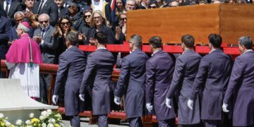 No Vaticano, Lula diz que papa fez história ao combater desigualdades
