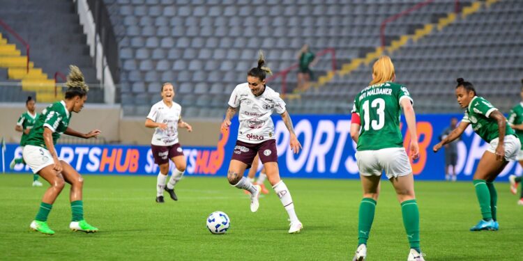 Ferroviária vence para continuar na liderança do Brasileirão feminino