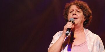 Morre a cantora e compositora Cristina Buarque