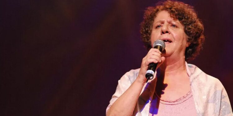 Morre a cantora e compositora Cristina Buarque