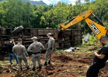 Ônibus com estudantes cai em ribanceira e deixa sete mortos no RS