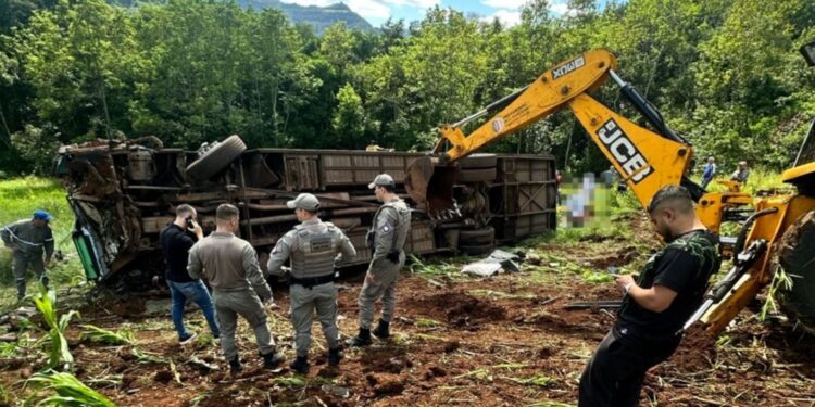 Ônibus com estudantes cai em ribanceira e deixa sete mortos no RS