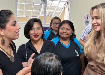 Atriz Angelina Jolie visita centro de imigrantes e refugiados em SP