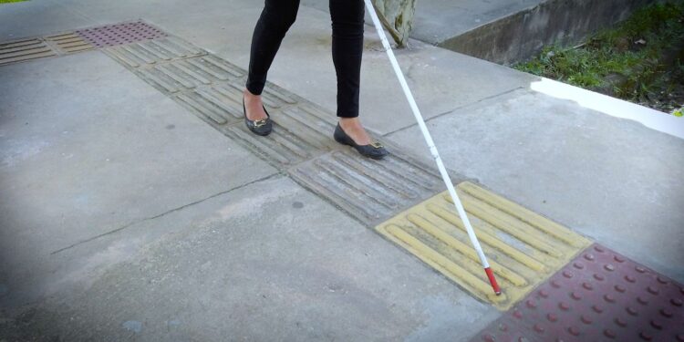 Concurso pioneiro lança edital para produção de bengalas inteligentes