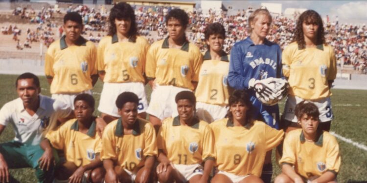 Primeira seleção feminina de futebol do Brasil é tema de documentário
