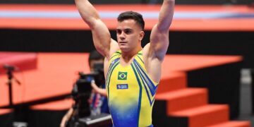 Caio Souza vai à final das barras paralelas em etapa da Copa do Mundo