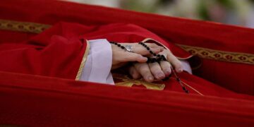 Papa Francisco: velório é aberto ao público no Vaticano