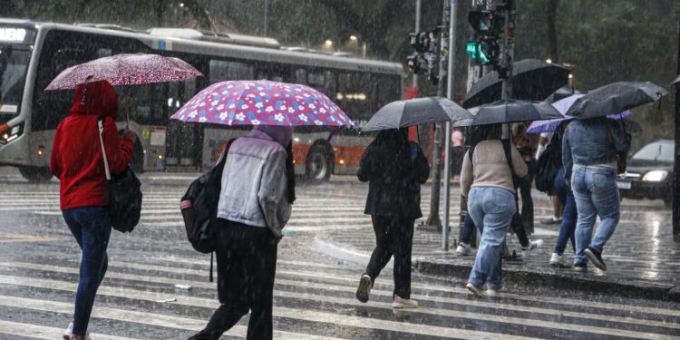 Feriadão deve ter chuva e queda de temperatura no centro-sul do país